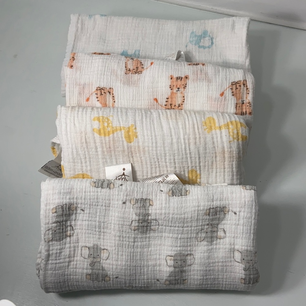 ADEN + ANAIS CLASSIC MUSLIN SET 4 BLANKET SWADDLE EUC LIKE NEW ANIMALS ELEPHANT